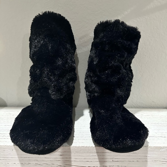 Fuzzy slipper booties - Picture 3 of 5